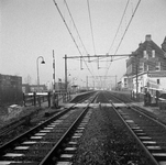 153044 Gezicht op de perrons van het N.S.-station Bodegraven te Bodegraven met rechts het stationsgebouw.